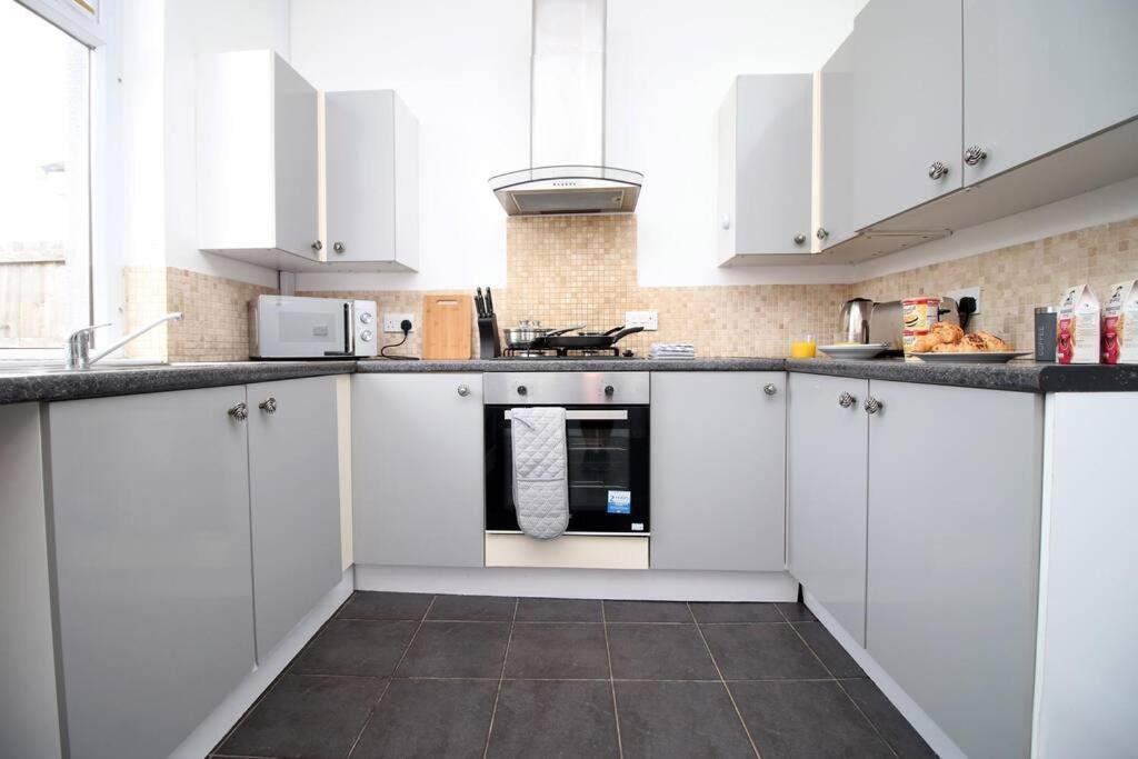 Holiday House For 7 Guests, Free Wi-Fi & Self Check-In Explore Newport Villa Dış mekan fotoğraf
