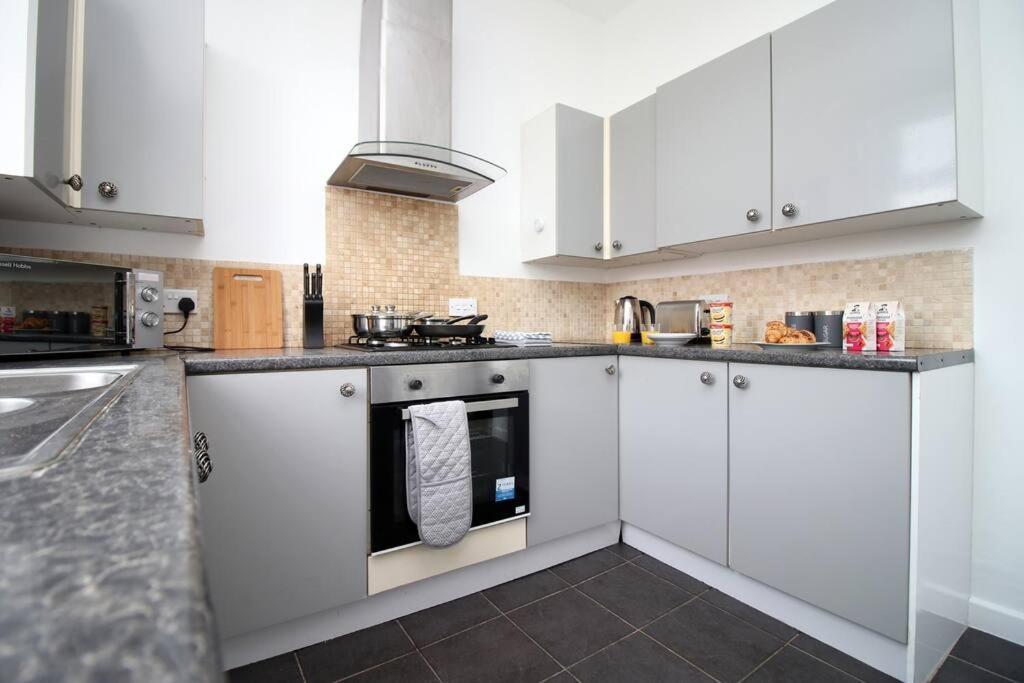 Holiday House For 7 Guests, Free Wi-Fi & Self Check-In Explore Newport Villa Dış mekan fotoğraf