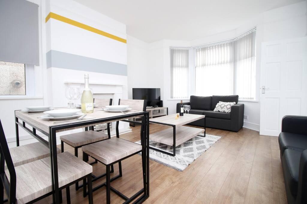 Holiday House For 7 Guests, Free Wi-Fi & Self Check-In Explore Newport Villa Dış mekan fotoğraf