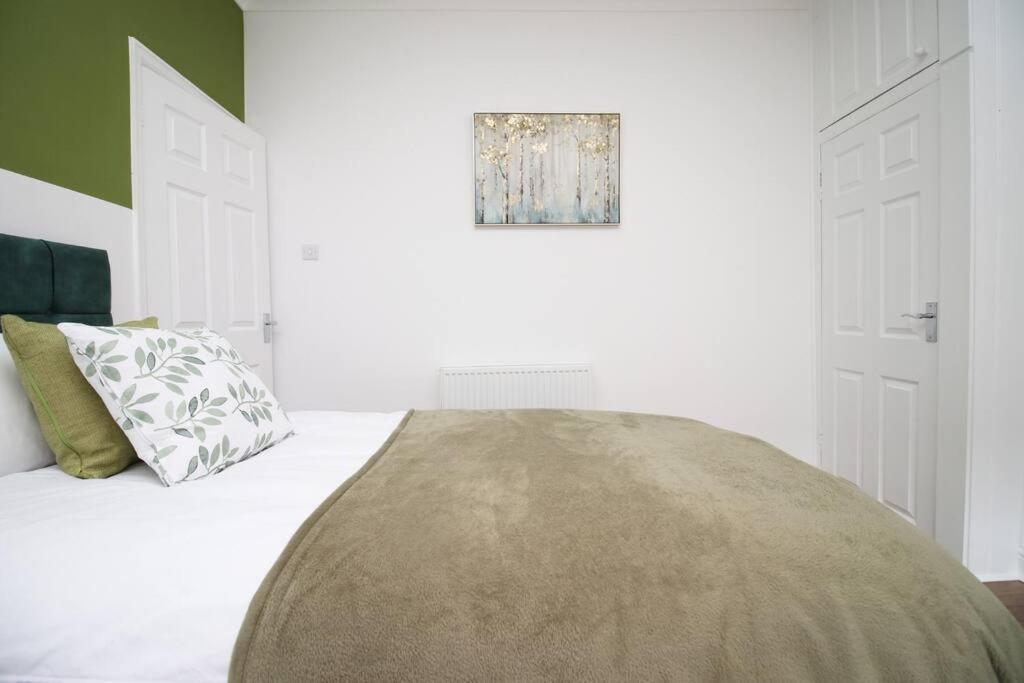 Holiday House For 7 Guests, Free Wi-Fi & Self Check-In Explore Newport Villa Dış mekan fotoğraf
