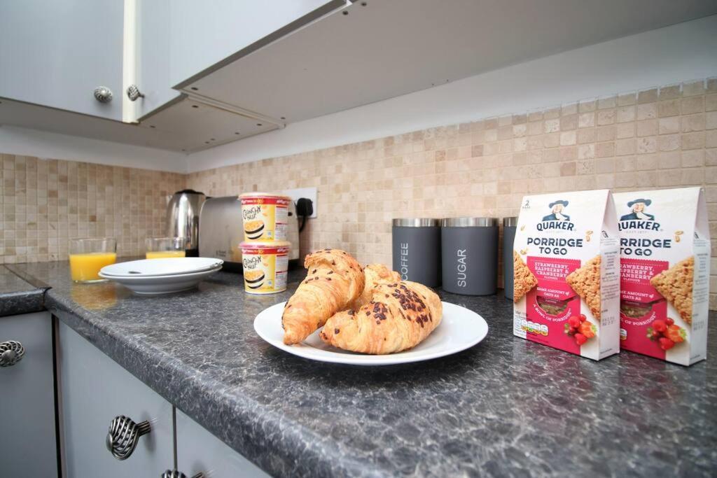 Holiday House For 7 Guests, Free Wi-Fi & Self Check-In Explore Newport Villa Dış mekan fotoğraf