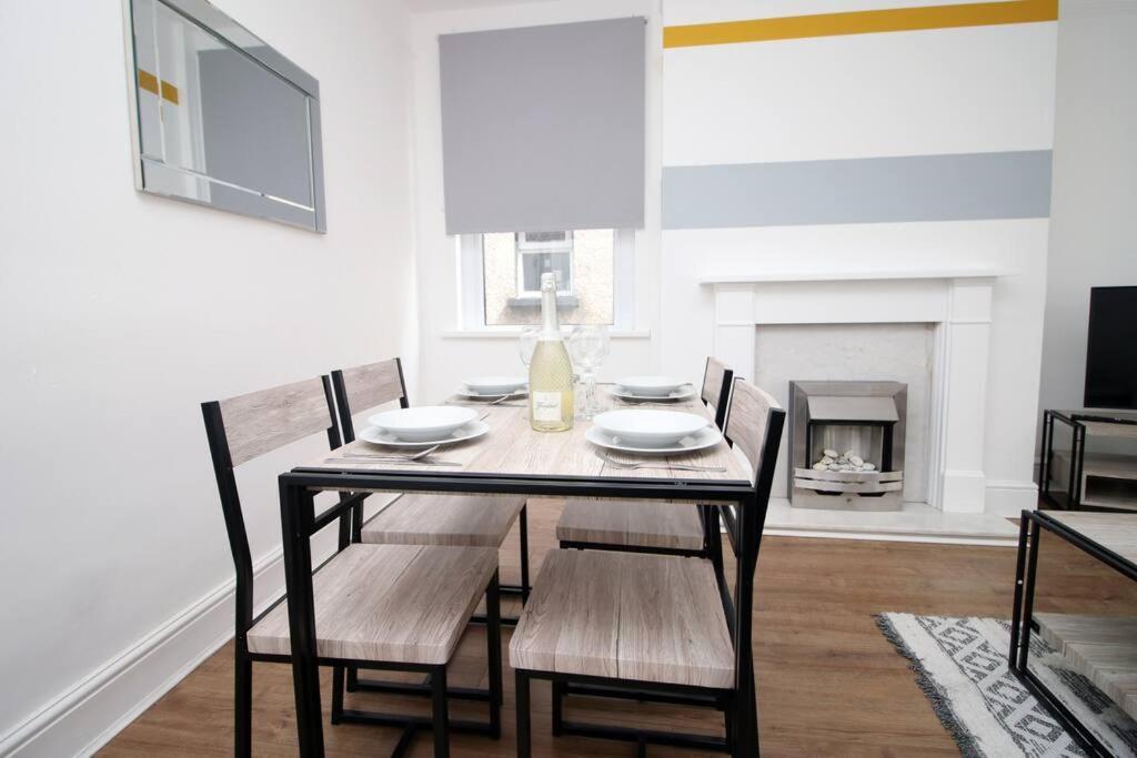 Holiday House For 7 Guests, Free Wi-Fi & Self Check-In Explore Newport Villa Dış mekan fotoğraf