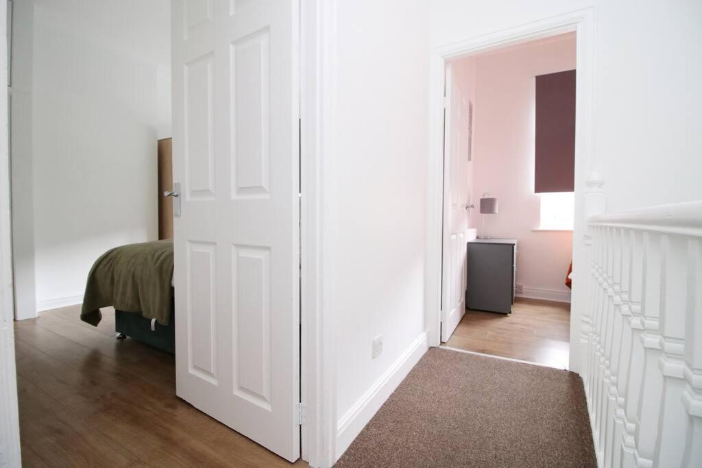 Holiday House For 7 Guests, Free Wi-Fi & Self Check-In Explore Newport Villa Dış mekan fotoğraf