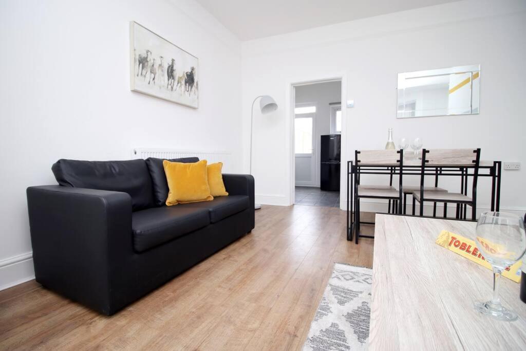 Holiday House For 7 Guests, Free Wi-Fi & Self Check-In Explore Newport Villa Dış mekan fotoğraf
