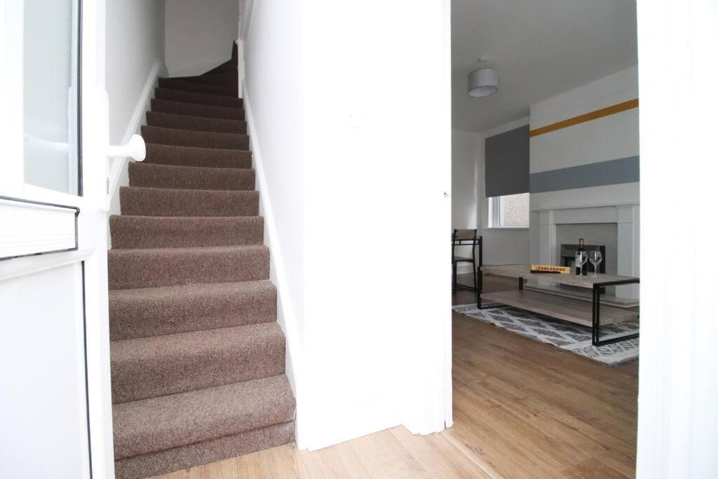 Holiday House For 7 Guests, Free Wi-Fi & Self Check-In Explore Newport Villa Dış mekan fotoğraf