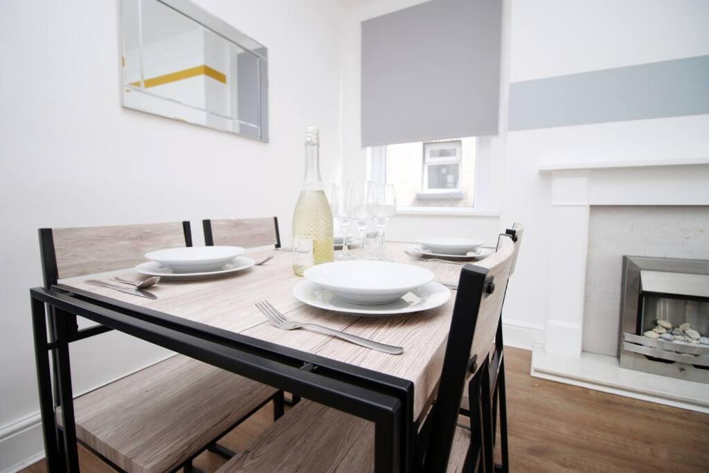 Holiday House For 7 Guests, Free Wi-Fi & Self Check-In Explore Newport Villa Dış mekan fotoğraf