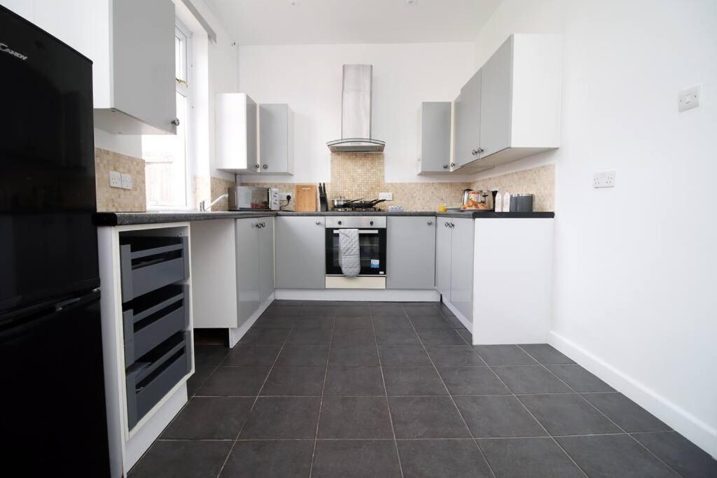 Holiday House For 7 Guests, Free Wi-Fi & Self Check-In Explore Newport Villa Dış mekan fotoğraf