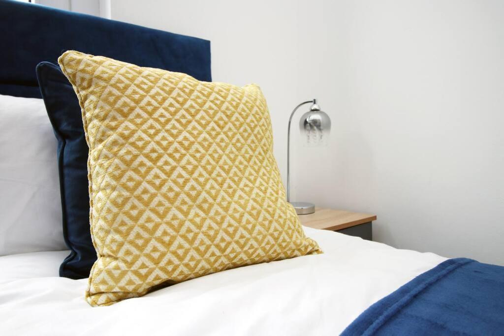 Holiday House For 7 Guests, Free Wi-Fi & Self Check-In Explore Newport Villa Dış mekan fotoğraf