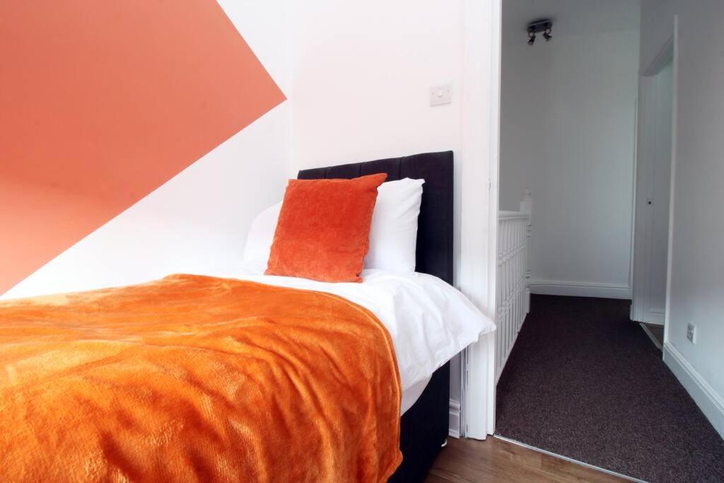 Holiday House For 7 Guests, Free Wi-Fi & Self Check-In Explore Newport Villa Dış mekan fotoğraf