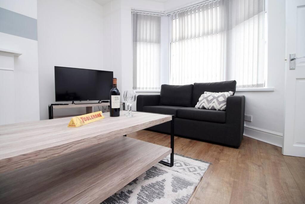 Holiday House For 7 Guests, Free Wi-Fi & Self Check-In Explore Newport Villa Dış mekan fotoğraf